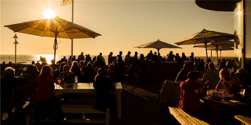 Von Unna ans Meer: Die schönsten Reiseziele für das 9-Euro-Ticket Ein Muss beim Urlaub auf Norderney ist der Besuch der Milchbar bei Sonnenuntergang. Aber Achtung: Die Fährüberfahrt von Norden-Norddeich zur Insel ist nicht im 9-Euro-Ticket enthalten.