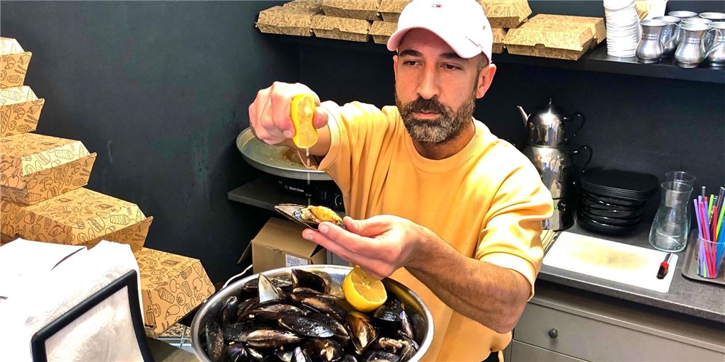 Türkisches Spezial-Streetfood: Das gibt es in Deutschland nur bei ihm, sagt Selah Akkoc Alles Handarbeit: Selah Akkoc töpfelt die Zitrone auf die frischen Muscheln, die mit einer speziellen Reismischung gefüllt sind.