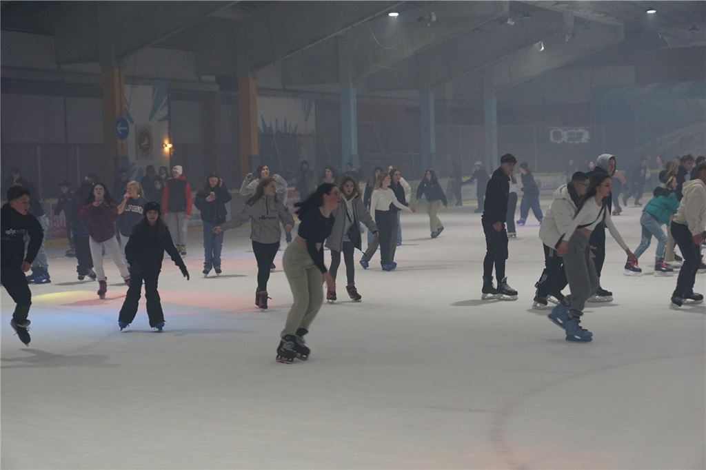 Volles Haus in der Bergkamener Eishalle: Bei 90er Jahre Hits gab es kein Halten