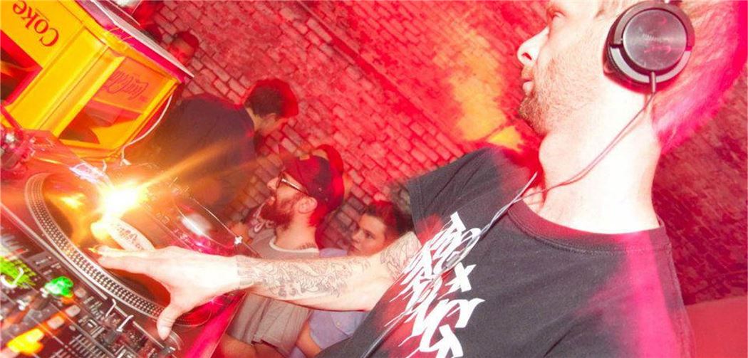 Illegaler Nachtclub in der Innenstadt ausgehoben - der Ort war früher der legendäre Bakuda-Club Yves Gredecki an den Turntables des Bakuda-Clubs (Archivbild).