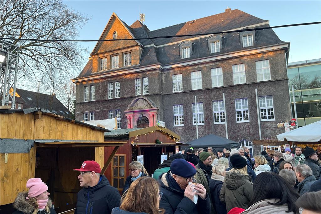 Viele Menschen besuchten den 36. Holzwickeder Weihnachtsmarkt.