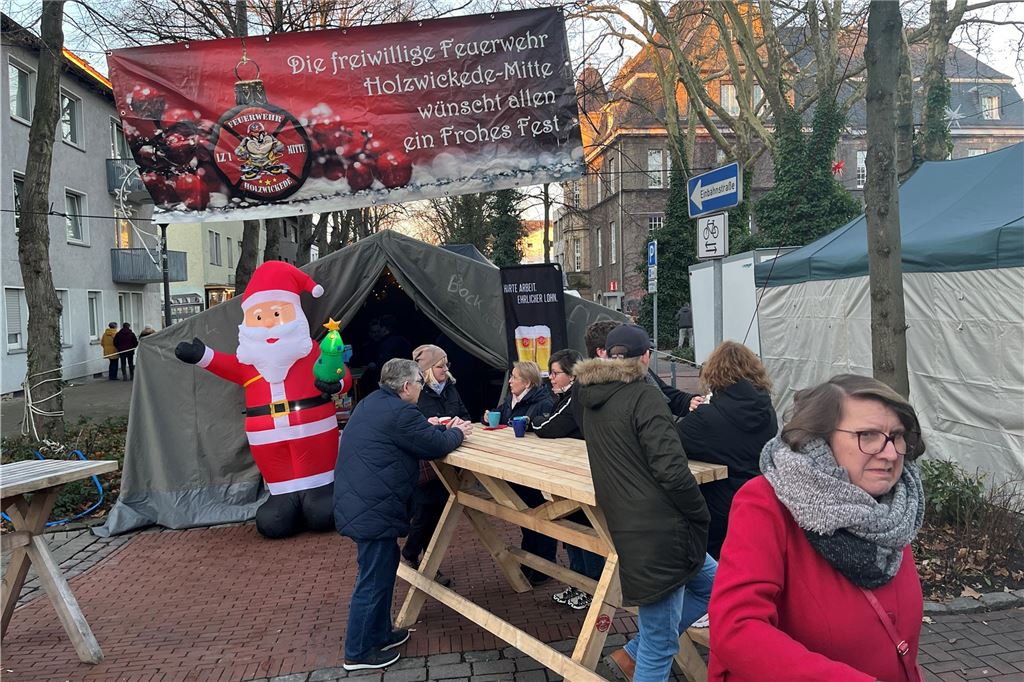 Viele Menschen besuchten den 36. Holzwickeder Weihnachtsmarkt.