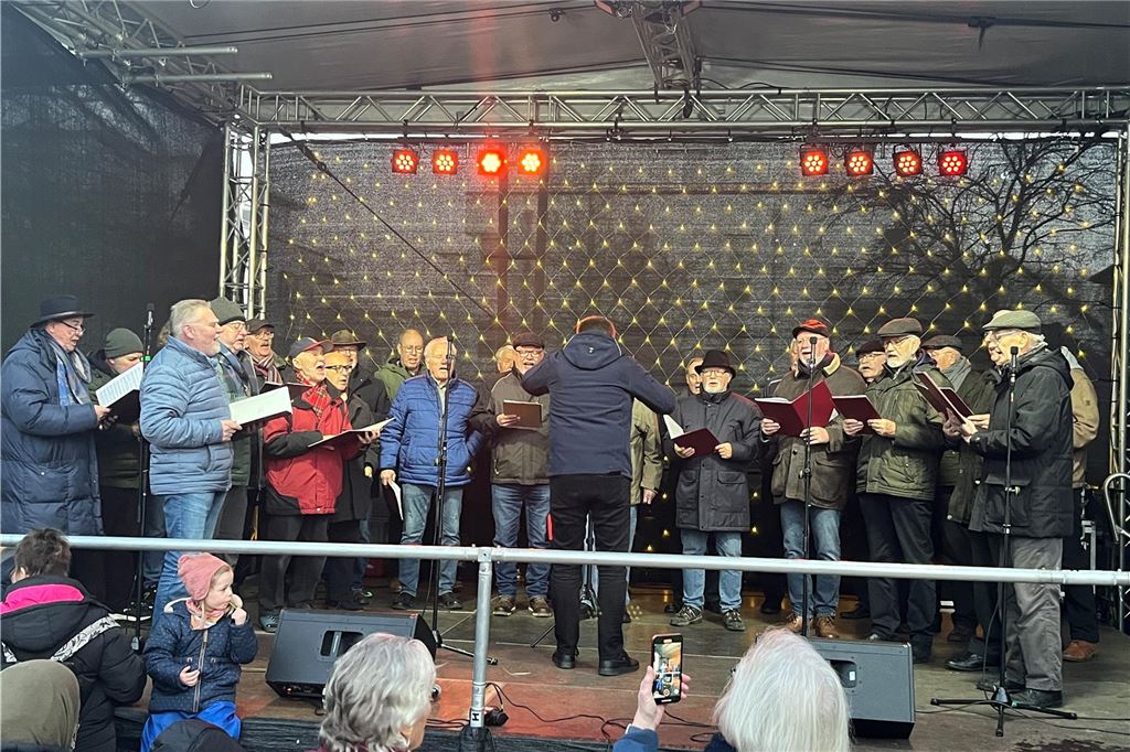 Viele Menschen besuchten den 36. Holzwickeder Weihnachtsmarkt.