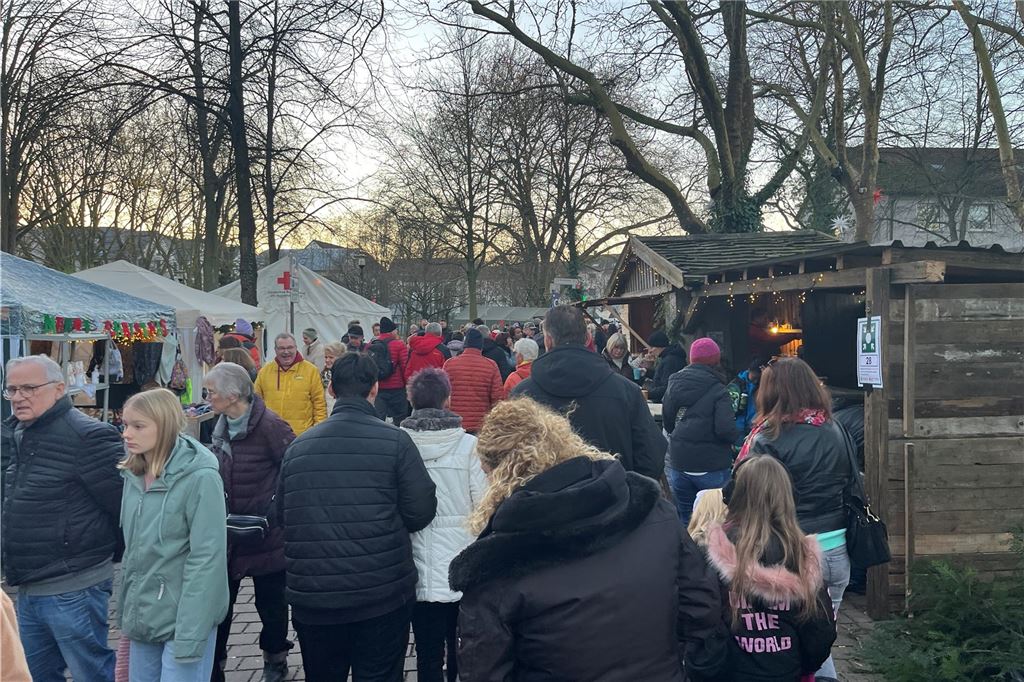 Viele Menschen besuchten den 36. Holzwickeder Weihnachtsmarkt.