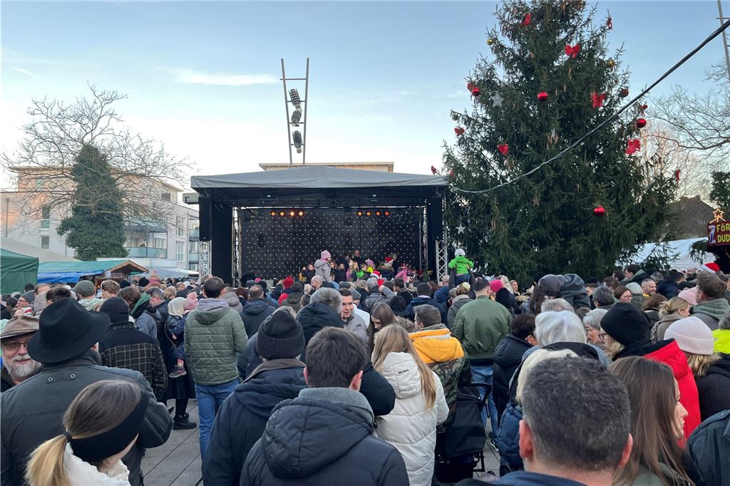 Viele Menschen besuchten den 36. Holzwickeder Weihnachtsmarkt.