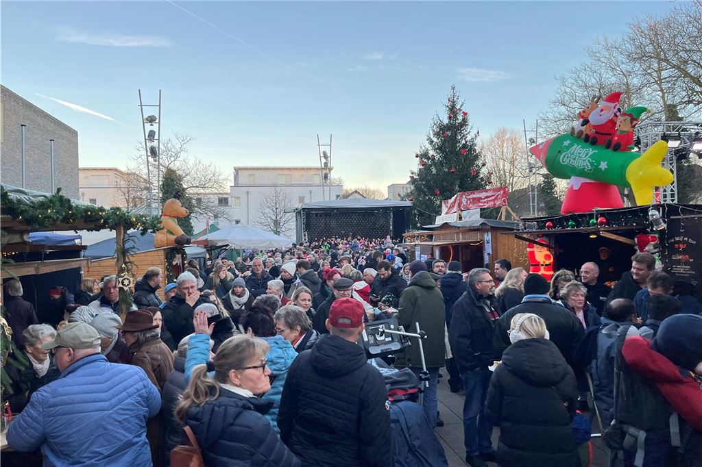 Viele Menschen besuchten den 36. Holzwickeder Weihnachtsmarkt.