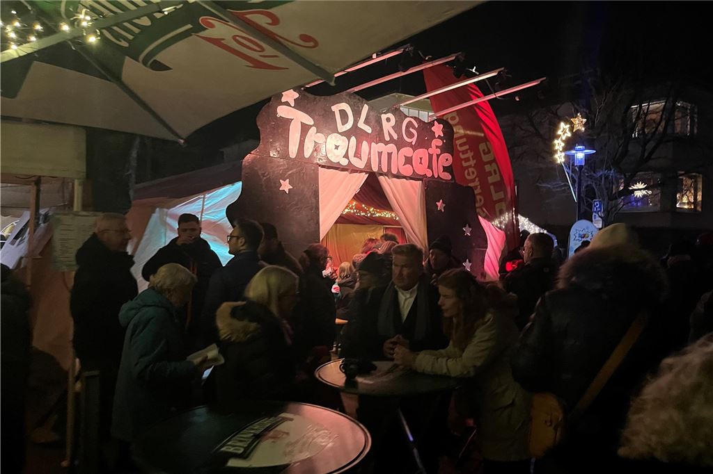 Viele Menschen besuchten den 36. Holzwickeder Weihnachtsmarkt.