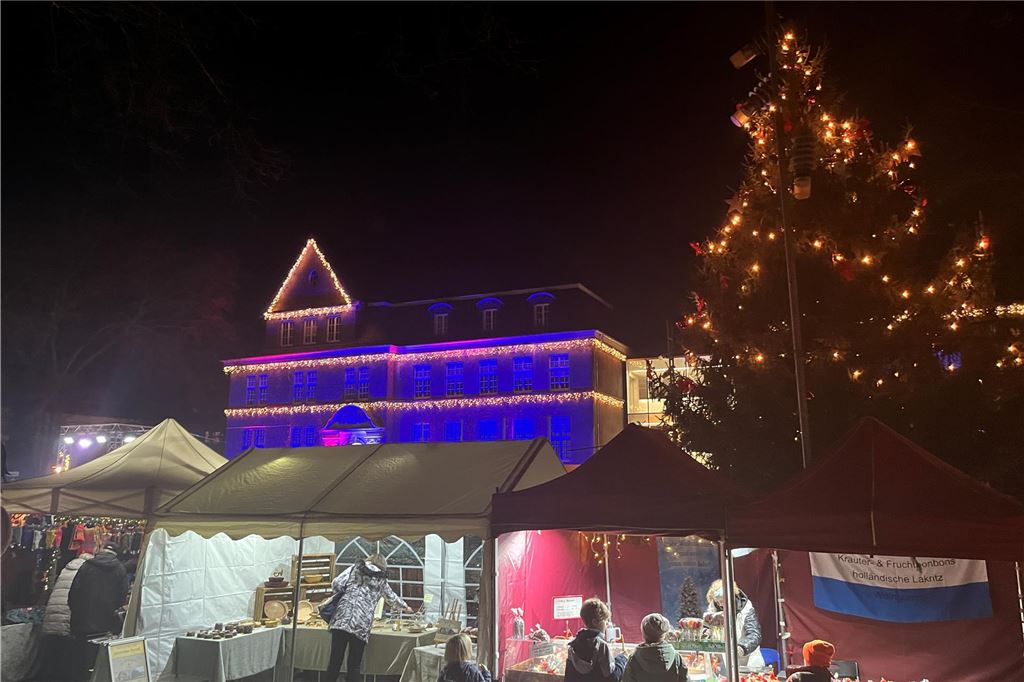 Viele Menschen besuchten den 36. Holzwickeder Weihnachtsmarkt.
