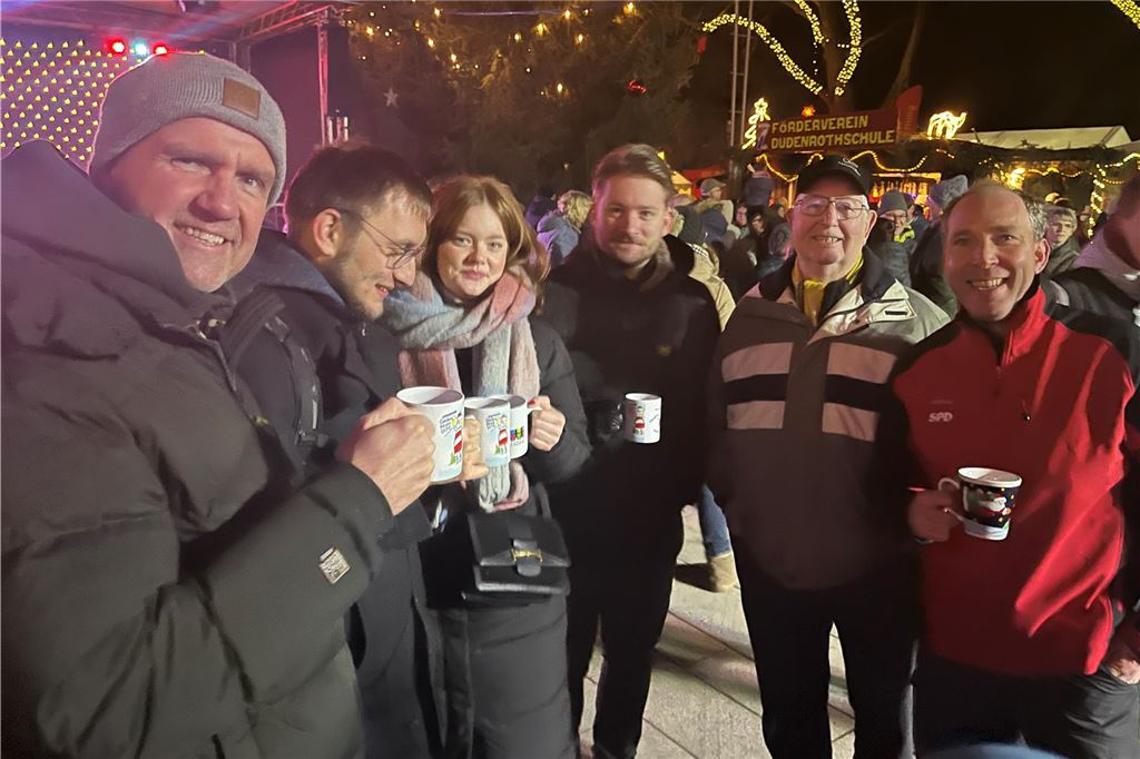 Viele Menschen besuchten den 36. Holzwickeder Weihnachtsmarkt.