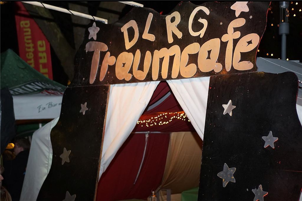 Viele Menschen besuchten den 36. Holzwickeder Weihnachtsmarkt.