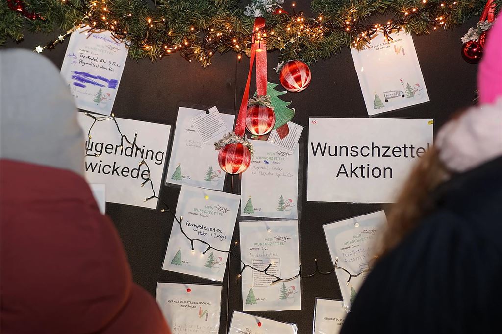 Viele Menschen besuchten den 36. Holzwickeder Weihnachtsmarkt.