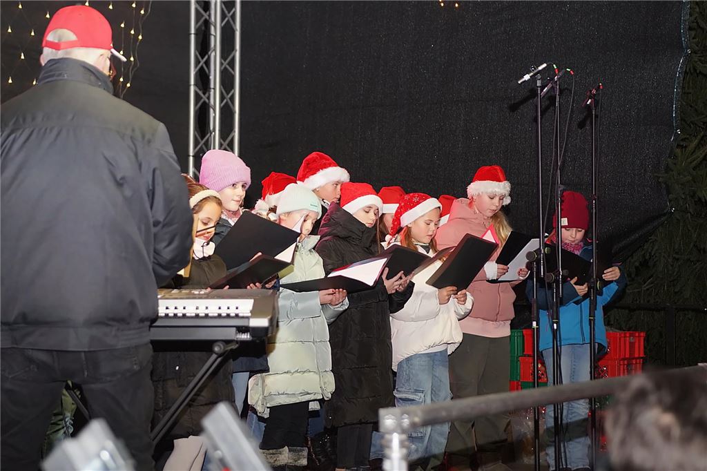 Viele Menschen besuchten den 36. Holzwickeder Weihnachtsmarkt.