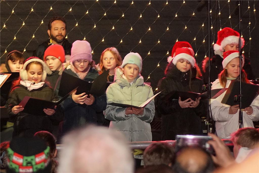 Viele Menschen besuchten den 36. Holzwickeder Weihnachtsmarkt.