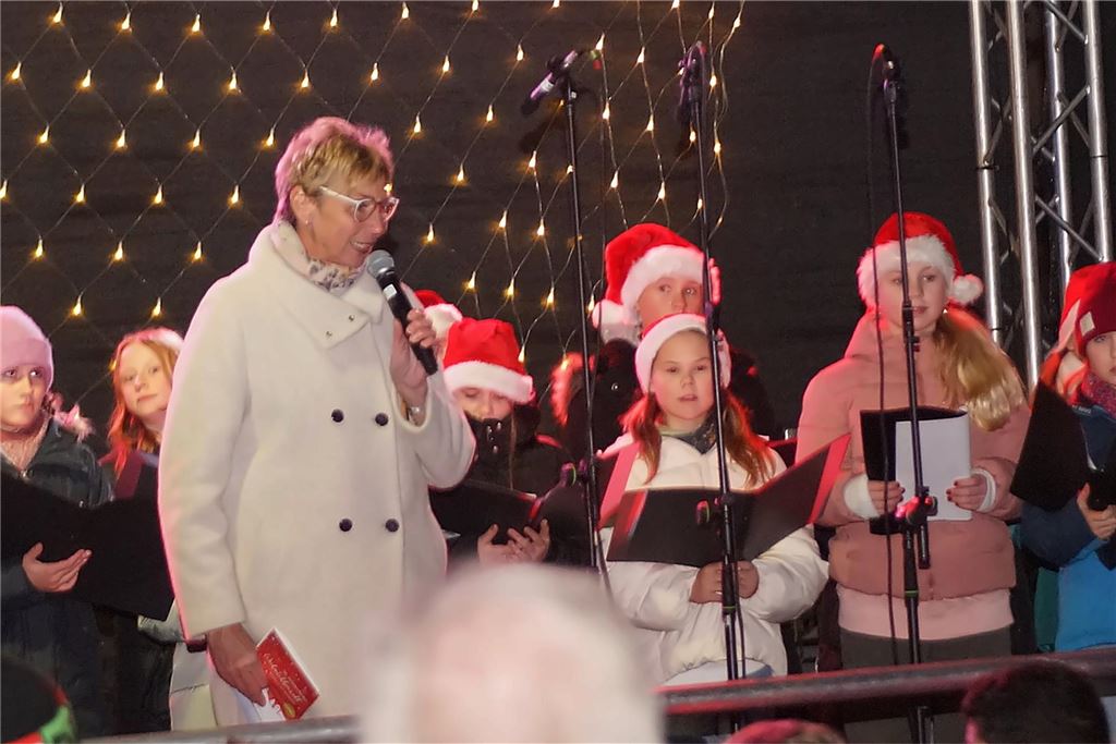 Viele Menschen besuchten den 36. Holzwickeder Weihnachtsmarkt.