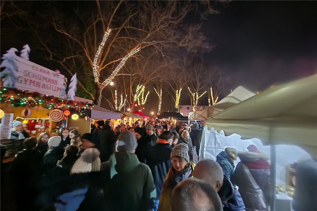 Viele Menschen besuchten den 36. Holzwickeder Weihnachtsmarkt.