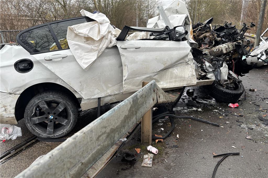 Zwei Hubschrauber im Einsatz: Nahm der 21-Jährige am Steuer des BMW Drogen? Bilder vom Unfallort an der Hyden-Rynsch-Straße. Das Auto mit zwei Insassen schleuderte nach Kollision mit einem Fahrrad in die Leitplanke.
