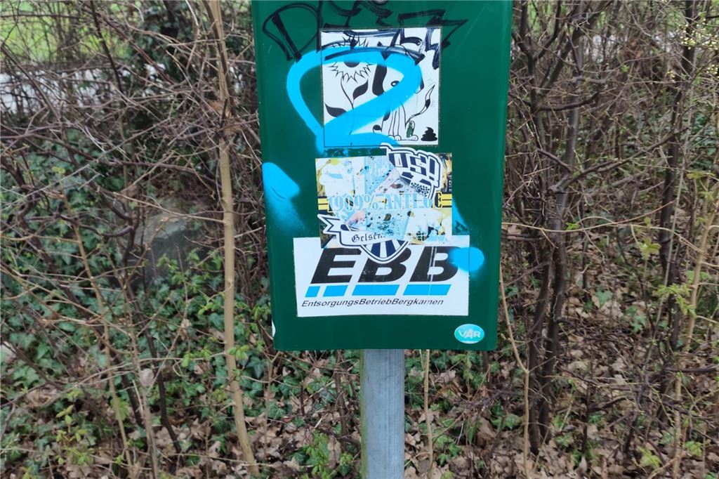 Beschmiert und wild beklebt: Ein Schild an der Kuhbachtrasse in Bergkamen