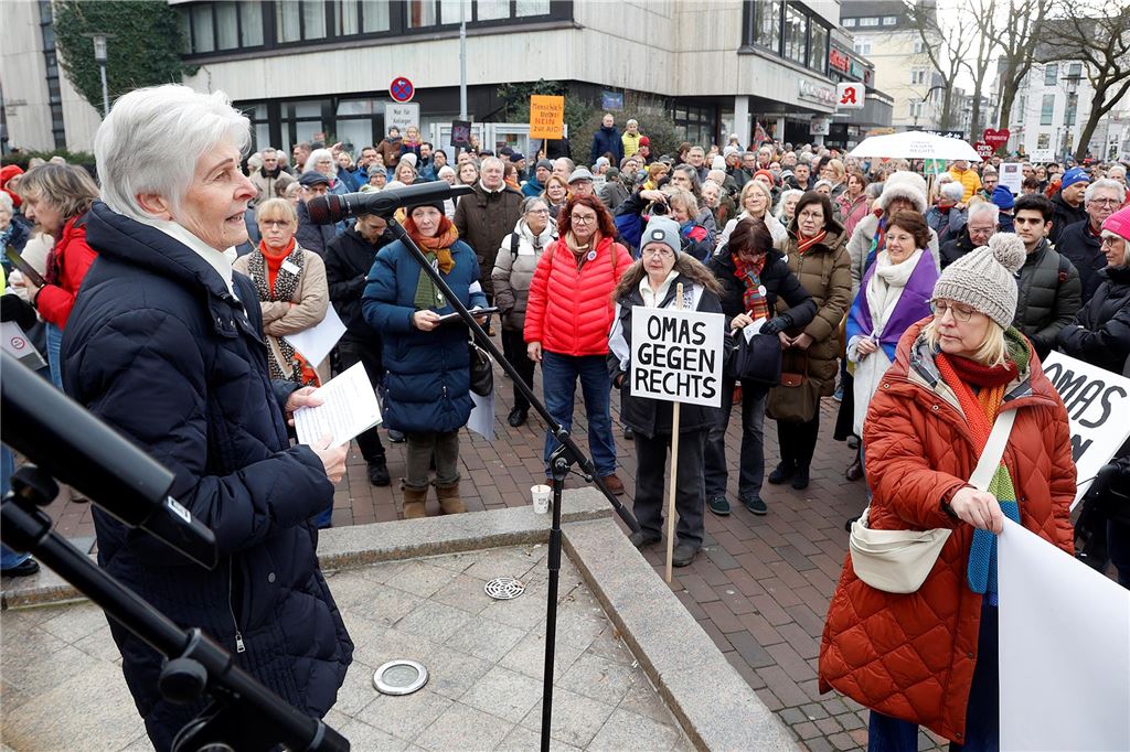 Tausende demonstrieren für Demokratie Birgit Rottmayer spricht bei der Demokratie-Demo am 8. Februar in Unna auf dem Rathausplatz.