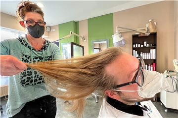 Bis auf die beiden Ecken oberhalb der Stirn ist da in den vergangenen Monaten eine Menge gewachsen und die magische Grenze erreicht. Das hat auch Friseurin Sandra Twiehaus festgestellt.