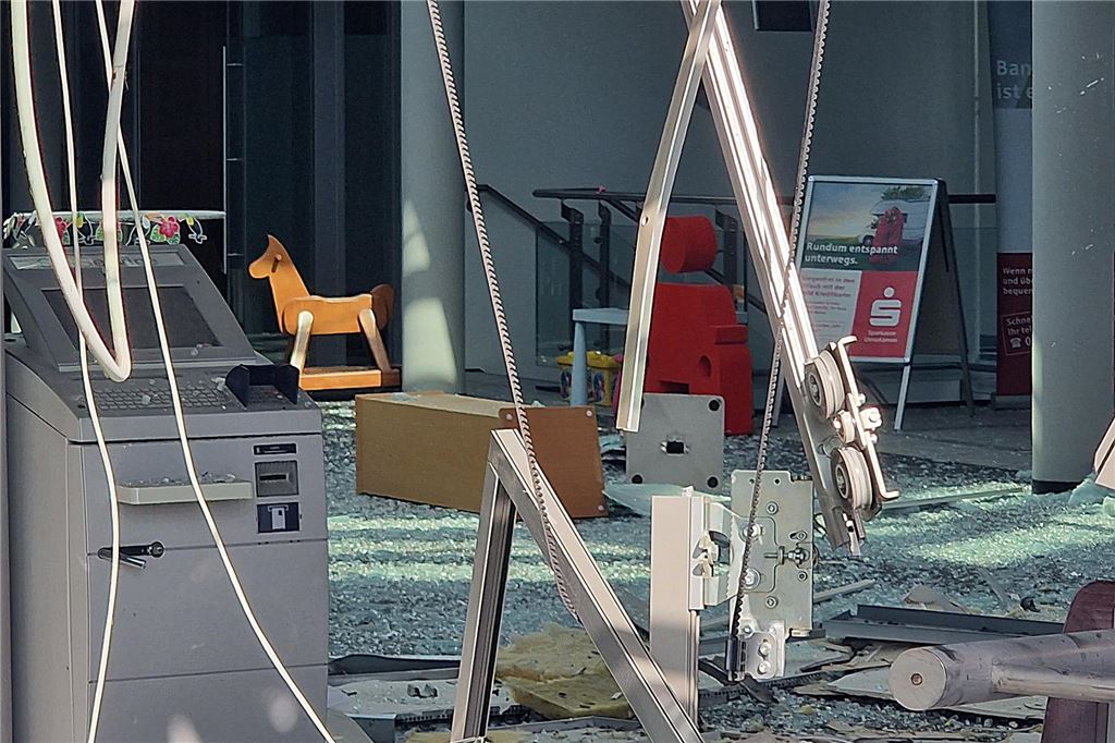 Nach gesprengtem Geldautomat: Sparkassen-Kunden müssen ausweichen In der beschädigten Geschäftsstelle der Sparkasse liegen Glasscherben auf dem gesamten Boden verteilt.