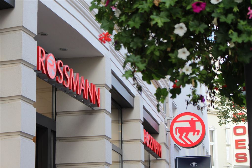 Kodi-Fläche als Gradmesser: Unna muss sich als Einkaufsstadt beweisen Bis Juni 2022 war Rossmann Nutzer der Immobilie an der Bahnhofstraße. Nach dem Wechsel der Drogeriekette in die „Neue Mühle“ gelang die Neuvergabe der Ladenfläche zügig: Rund vier Monate nach Rossmanns Auszug ging Kodi an den Start.