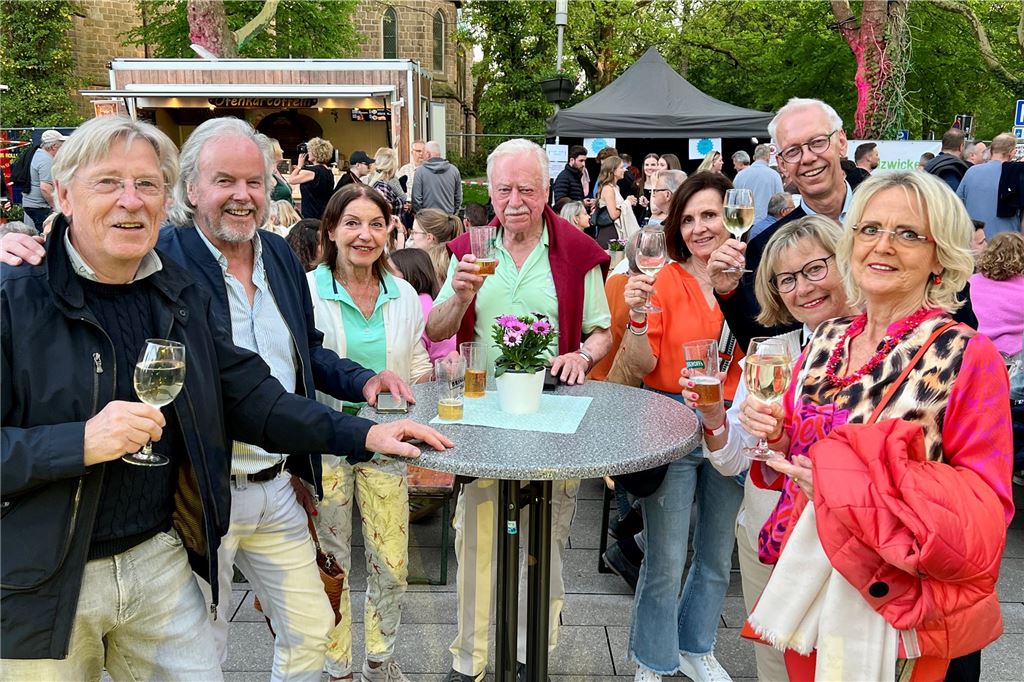 Bis zu 1500 Besucher durften am Mittwochabend auf dem Holzwickeder Marktplatz bis in die Nacht hinein in den 1. Mai feiern. Novum dabei: Auf dem Veranstaltungsgelände galt ein generelles Rauchverbot.