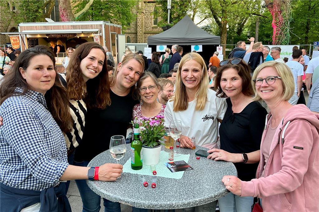 Bis zu 1500 Besucher durften am Mittwochabend auf dem Holzwickeder Marktplatz bis in die Nacht hinein in den 1. Mai feiern. Novum dabei: Auf dem Veranstaltungsgelände galt ein generelles Rauchverbot.