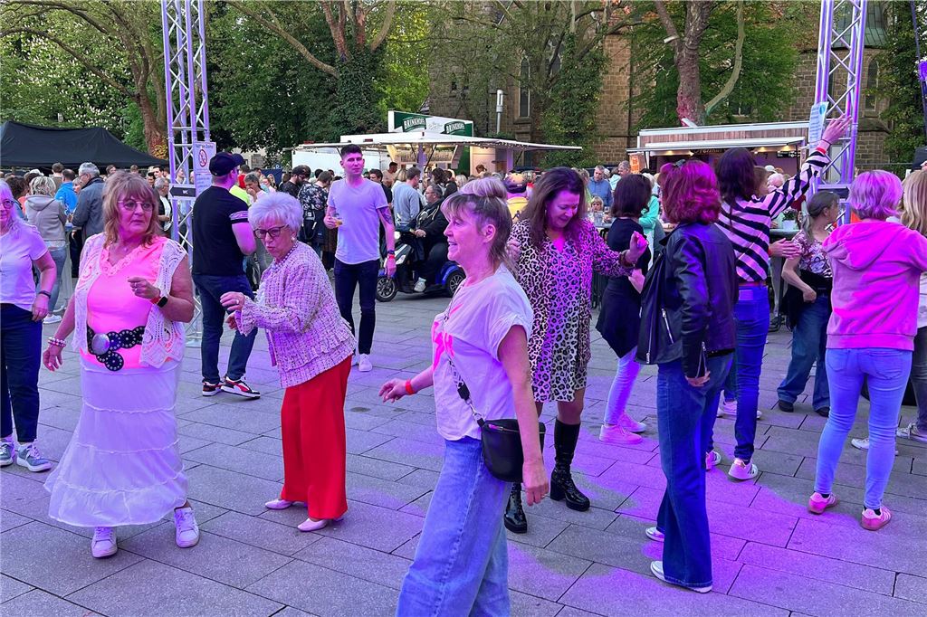 Bis zu 1500 Besucher durften am Mittwochabend auf dem Holzwickeder Marktplatz bis in die Nacht hinein in den 1. Mai feiern. Novum dabei: Auf dem Veranstaltungsgelände galt ein generelles Rauchverbot.