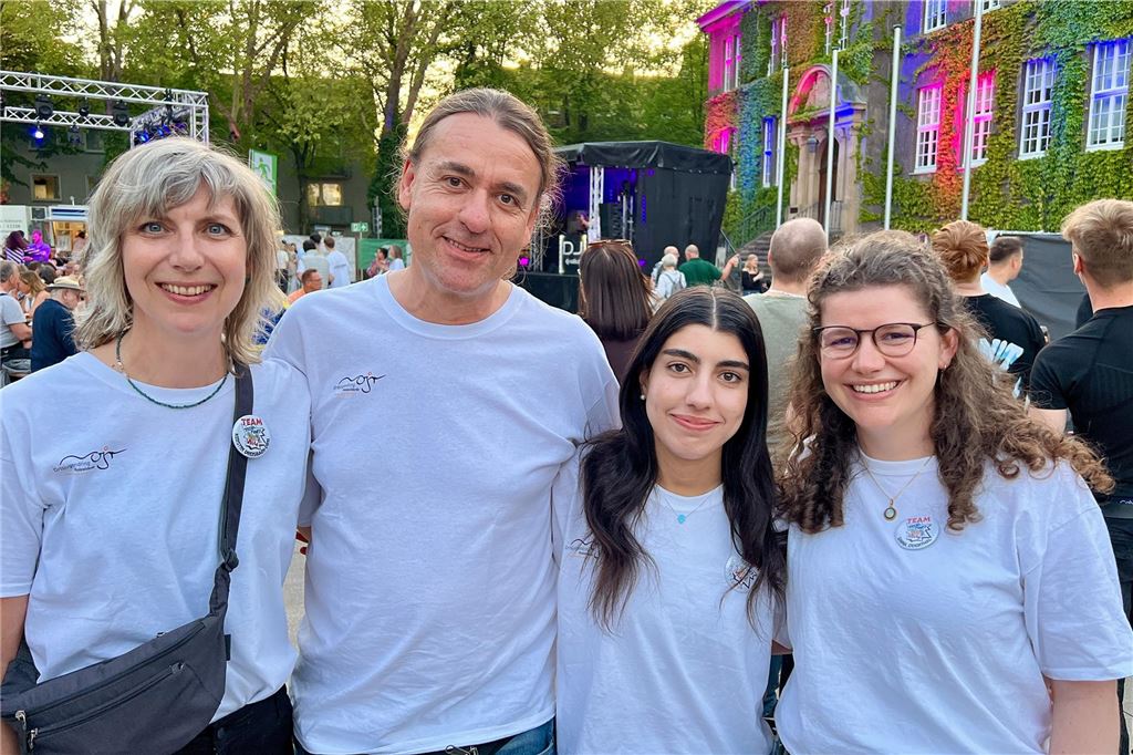 Bis zu 1500 Besucher durften am Mittwochabend auf dem Holzwickeder Marktplatz bis in die Nacht hinein in den 1. Mai feiern. Novum dabei: Auf dem Veranstaltungsgelände galt ein generelles Rauchverbot.