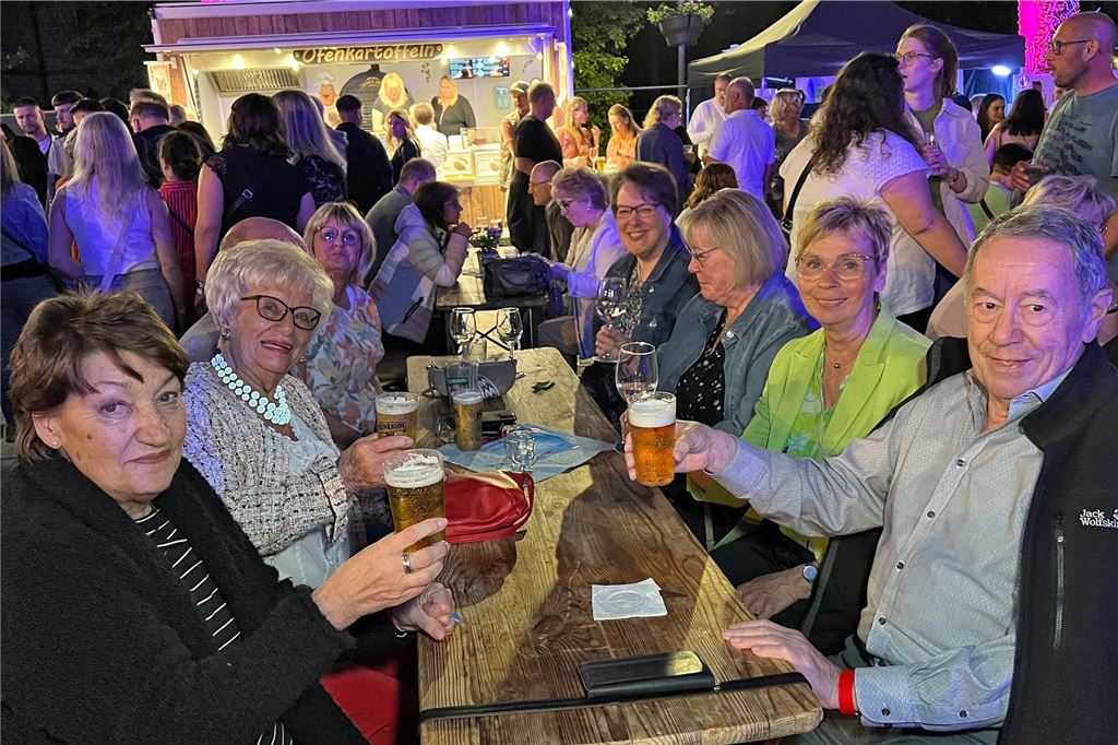 Bis zu 1500 Besucher durften am Mittwochabend auf dem Holzwickeder Marktplatz bis in die Nacht hinein in den 1. Mai feiern. Novum dabei: Auf dem Veranstaltungsgelände galt ein generelles Rauchverbot.