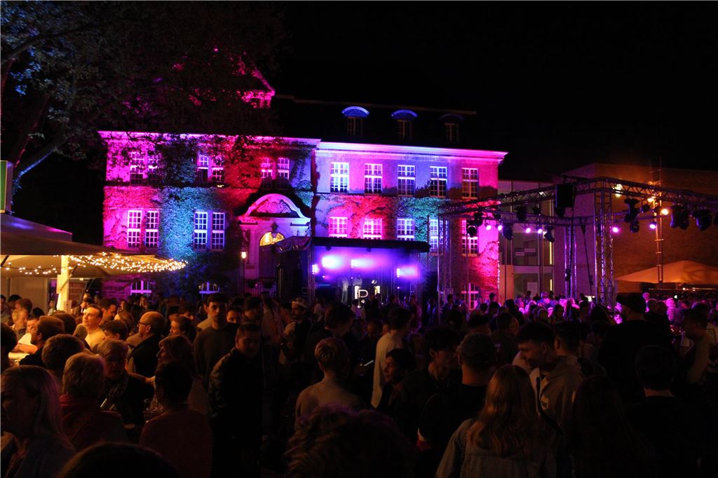 Bis zu 1500 Besucher durften am Mittwochabend auf dem Holzwickeder Marktplatz bis in die Nacht hinein in den 1. Mai feiern. Novum dabei: Auf dem Veranstaltungsgelände galt ein generelles Rauchverbot.