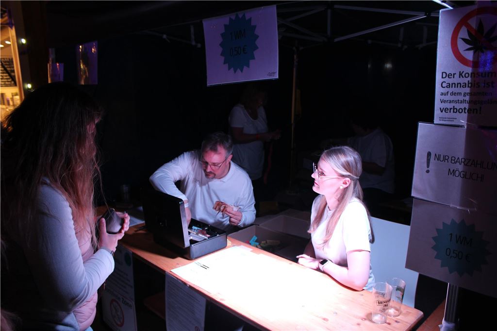 Bis zu 1500 Besucher durften am Mittwochabend auf dem Holzwickeder Marktplatz bis in die Nacht hinein in den 1. Mai feiern. Novum dabei: Auf dem Veranstaltungsgelände galt ein generelles Rauchverbot.