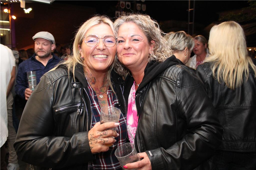 Bis zu 1500 Besucher durften am Mittwochabend auf dem Holzwickeder Marktplatz bis in die Nacht hinein in den 1. Mai feiern. Novum dabei: Auf dem Veranstaltungsgelände galt ein generelles Rauchverbot.
