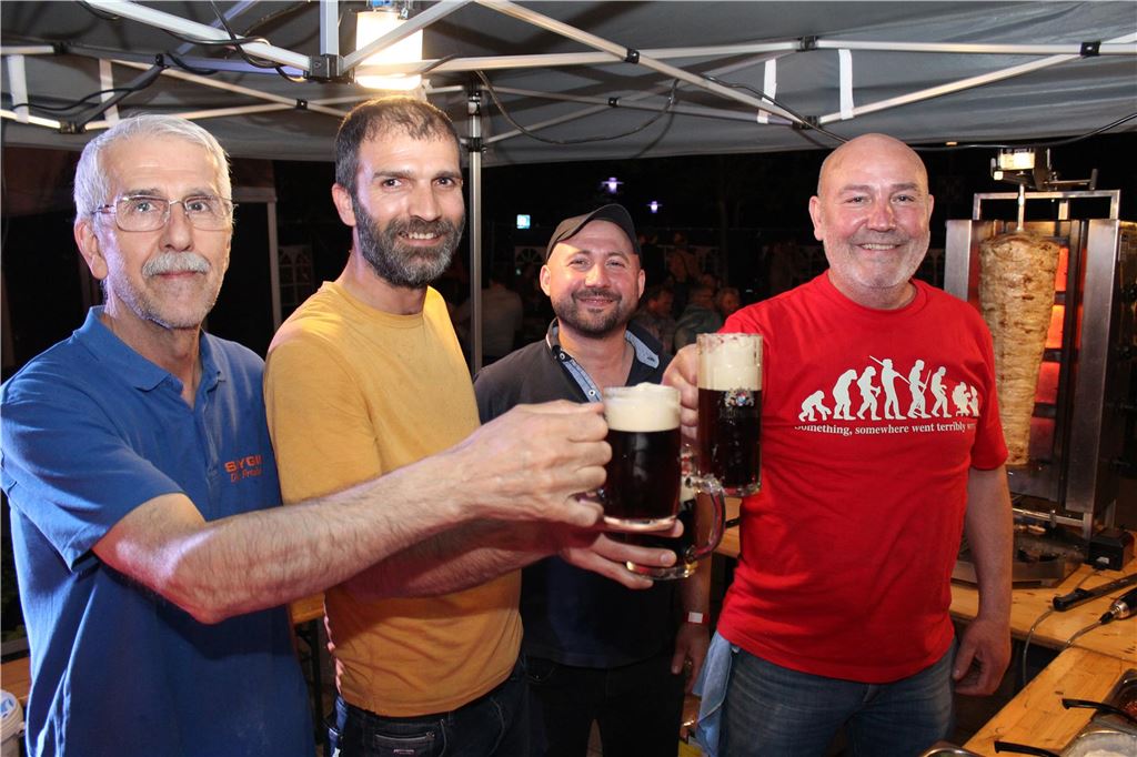 Bis zu 1500 Besucher durften am Mittwochabend auf dem Holzwickeder Marktplatz bis in die Nacht hinein in den 1. Mai feiern. Novum dabei: Auf dem Veranstaltungsgelände galt ein generelles Rauchverbot.