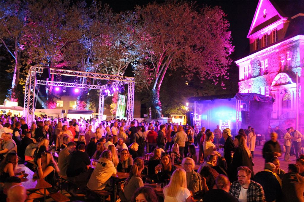 Bis zu 1500 Besucher durften am Mittwochabend auf dem Holzwickeder Marktplatz bis in die Nacht hinein in den 1. Mai feiern. Novum dabei: Auf dem Veranstaltungsgelände galt ein generelles Rauchverbot.