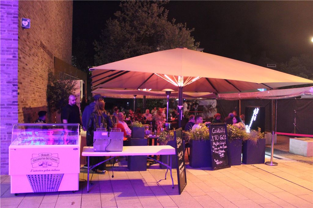 Bis zu 1500 Besucher durften am Mittwochabend auf dem Holzwickeder Marktplatz bis in die Nacht hinein in den 1. Mai feiern. Novum dabei: Auf dem Veranstaltungsgelände galt ein generelles Rauchverbot.