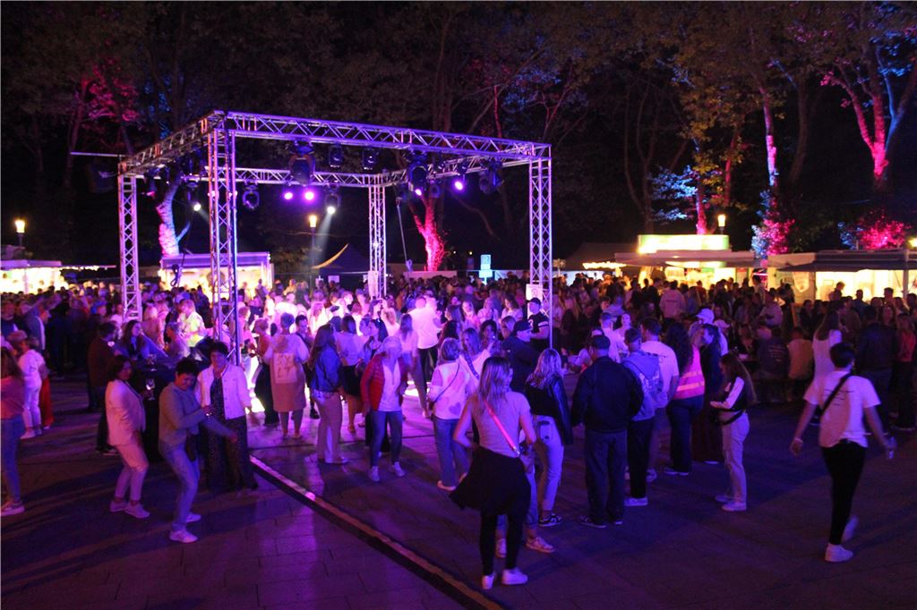 Bis zu 1500 Besucher durften am Mittwochabend auf dem Holzwickeder Marktplatz bis in die Nacht hinein in den 1. Mai feiern. Novum dabei: Auf dem Veranstaltungsgelände galt ein generelles Rauchverbot.
