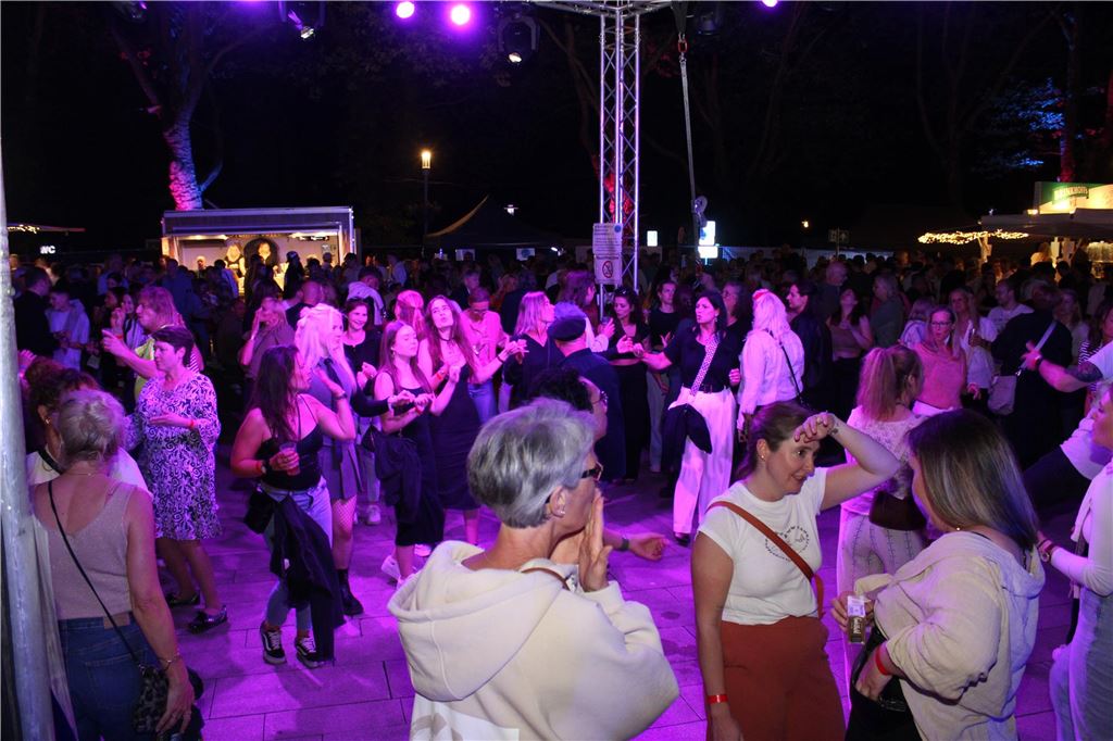 Bis zu 1500 Besucher durften am Mittwochabend auf dem Holzwickeder Marktplatz bis in die Nacht hinein in den 1. Mai feiern. Novum dabei: Auf dem Veranstaltungsgelände galt ein generelles Rauchverbot.