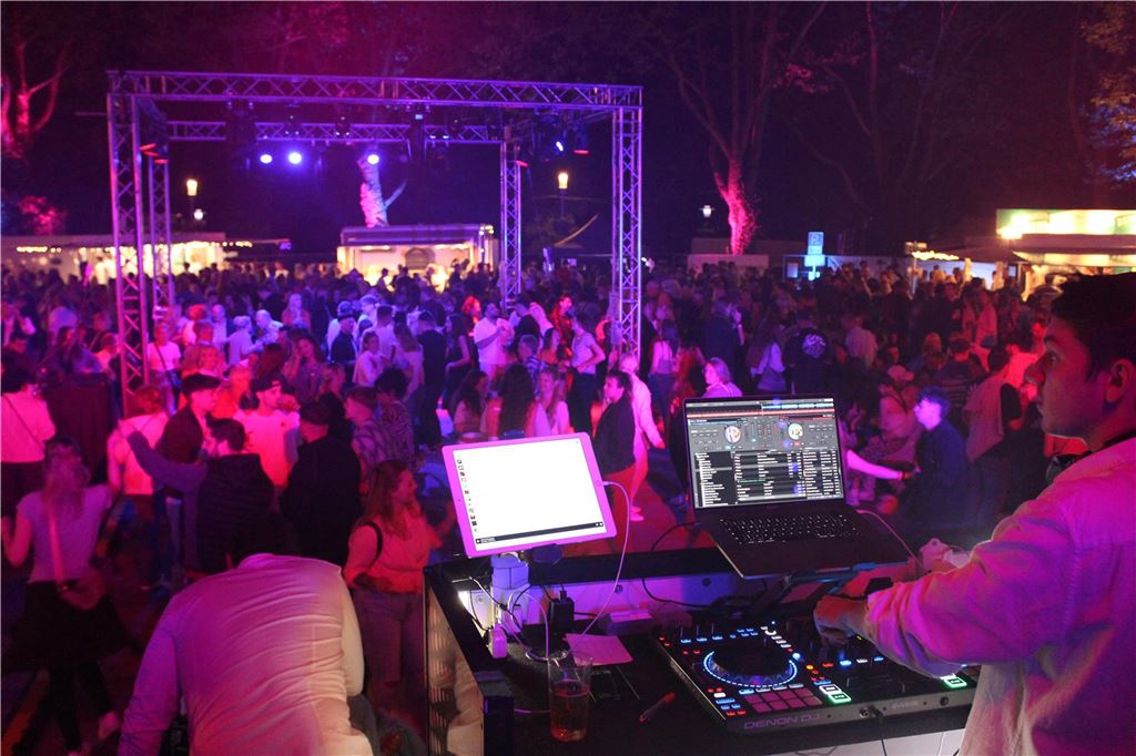 Bis zu 1500 Besucher durften am Mittwochabend auf dem Holzwickeder Marktplatz bis in die Nacht hinein in den 1. Mai feiern. Novum dabei: Auf dem Veranstaltungsgelände galt ein generelles Rauchverbot.