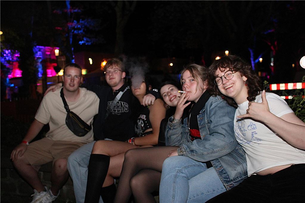 Bis zu 1500 Besucher durften am Mittwochabend auf dem Holzwickeder Marktplatz bis in die Nacht hinein in den 1. Mai feiern. Novum dabei: Auf dem Veranstaltungsgelände galt ein generelles Rauchverbot.
