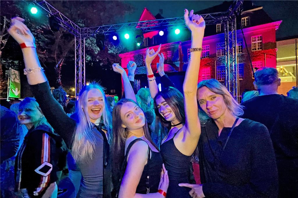 Bis zu 1500 Besucher durften am Mittwochabend auf dem Holzwickeder Marktplatz bis in die Nacht hinein in den 1. Mai feiern. Novum dabei: Auf dem Veranstaltungsgelände galt ein generelles Rauchverbot.