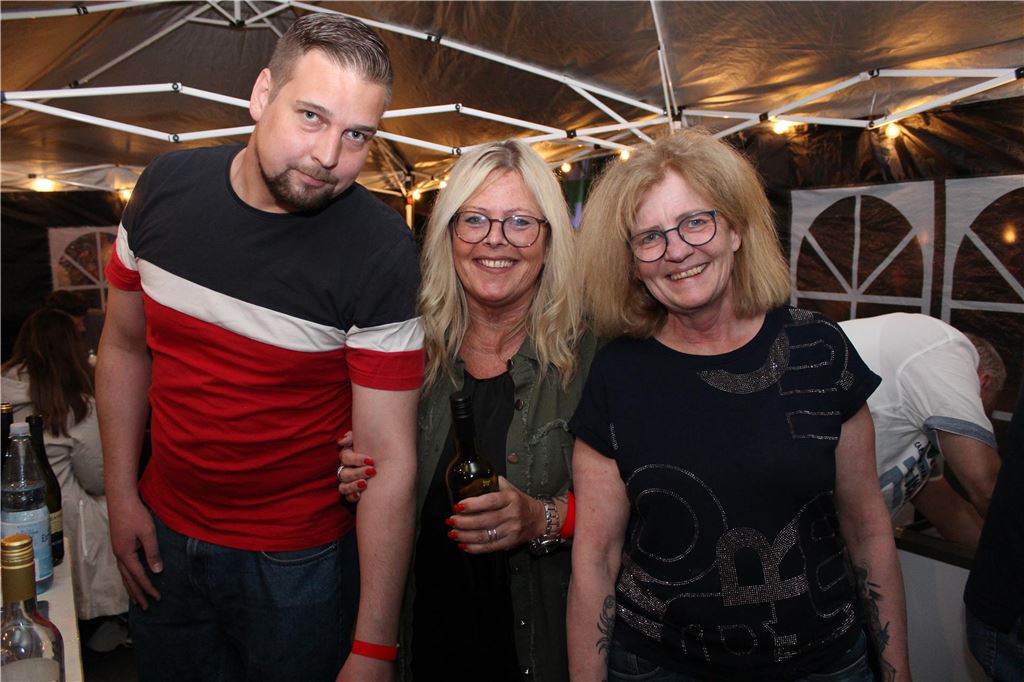 Bis zu 1500 Besucher durften am Mittwochabend auf dem Holzwickeder Marktplatz bis in die Nacht hinein in den 1. Mai feiern. Novum dabei: Auf dem Veranstaltungsgelände galt ein generelles Rauchverbot.