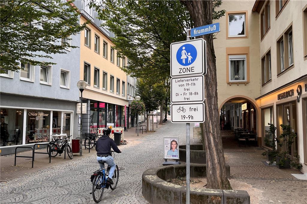 Polizei kontrolliert Fahrradverbot in der Fußgängerzone: „Es war ruhig“ Ein Radfahrer fährt in Unnas Fußgängerzone. Ein Schild wies bislang darauf hin, dass das Radfahren von 19 bis 9 Uhr erlaubt ist.
