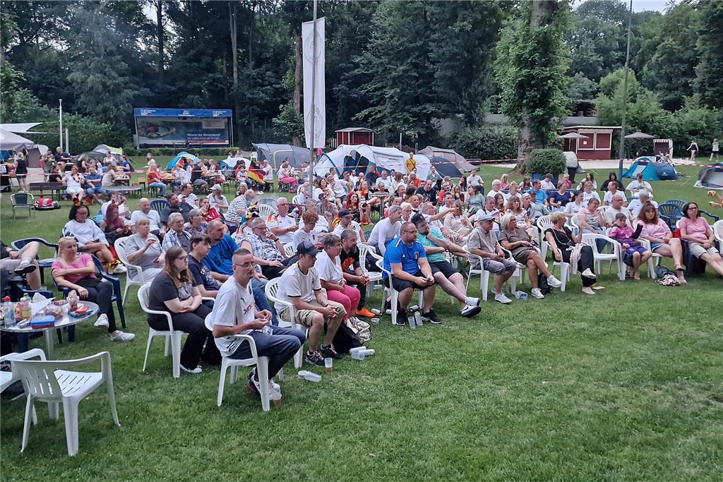 Unwetter beim Public Viewing: Unterbrechung mit Verzögerung Bis zum Aufzug der ersten dunklen Wolken war das Bornekampbad gut mit Fußballfans gefüllt gewesen.
