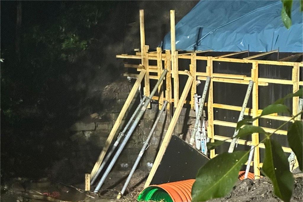 Schutz vor Starkregen: Stadt plant mehrere Rückhaltebecken in Massen Holzpfeiler stützen ein Gewölbebauwerk am Massener Bach ab