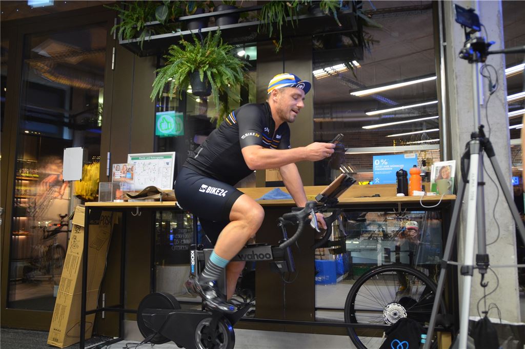 Für sauberes Trinkwasser: Marcel Martens (43) radelt 26 Stunden lang Marcel Martens aus Schwerte bei Bike24 in Berlin, Neven Subotic-Stiftung
