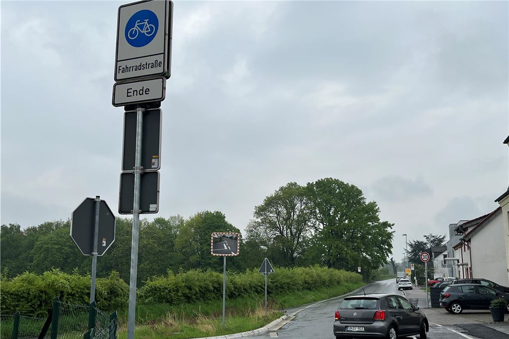 Ein Verkehrszeichen deutet auf das Ende der Fahrradstraße an der Ecke Königsborner Straße/Afferder Weg in Unna hin.