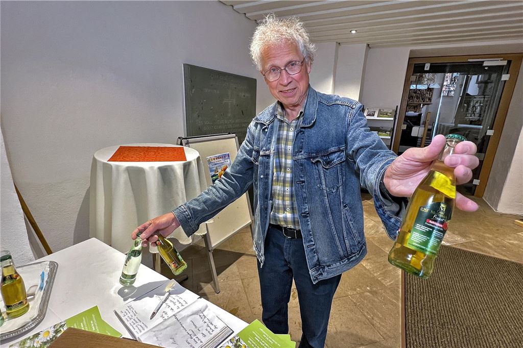 Geklaute Spendenkasse und Vandalismus: Ulrich Schmidt ist frustriert Ulrich Schmidt hält in der Kirche in Unna-Lünern Wasser und Apfelschorle in der Hand.