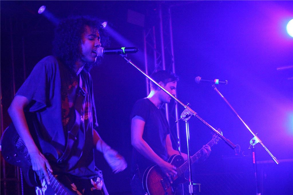 Ü30-Party, Musical, Rockfest: Das Wochenende im Kreis Unna wird musikalisch Zwei Musiker der Band Black Beauty stehen mit Gitarren auf einer Bühne