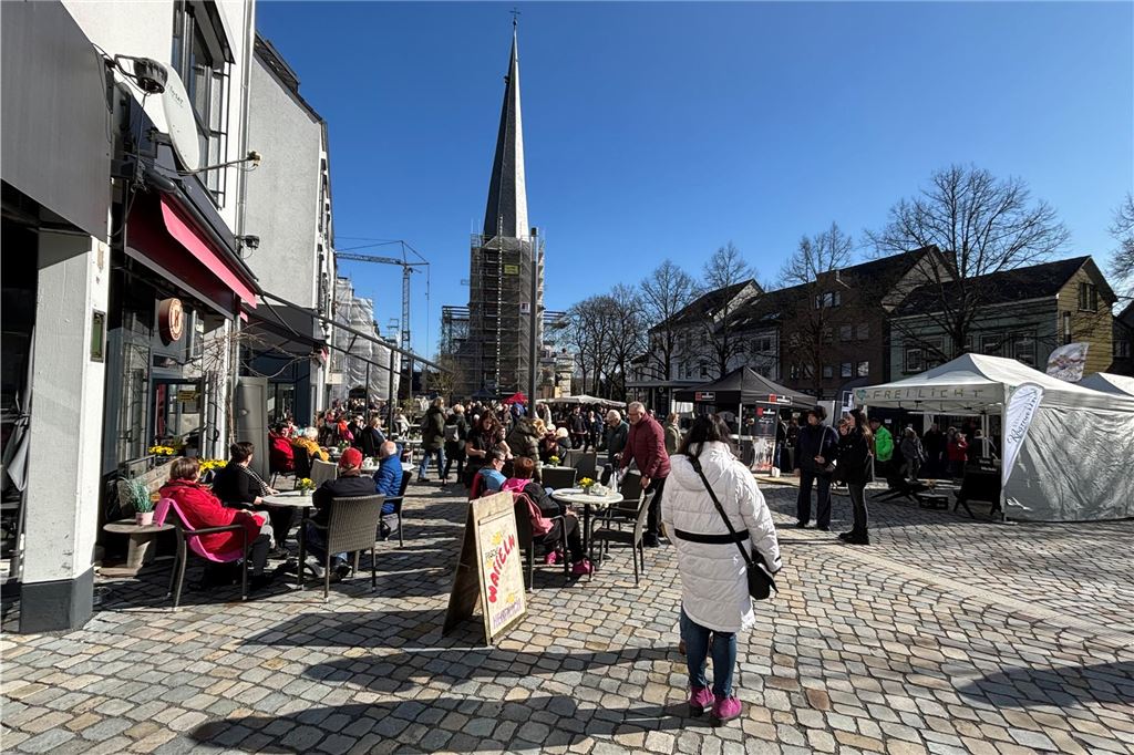 „Frühlingserwachen“ begeistert Besucher: „Das macht Schwerte attraktiv“ Blick auf St.-Viktor bei blauem Himmel. Viele Menschen befinden sich auf dem Marktplatz.